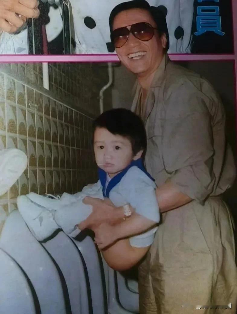 谢霆锋小时候的照片好搞笑，不知道是谁给他拍的？把尿的时候也拍。不过萌萌呆呆的模样