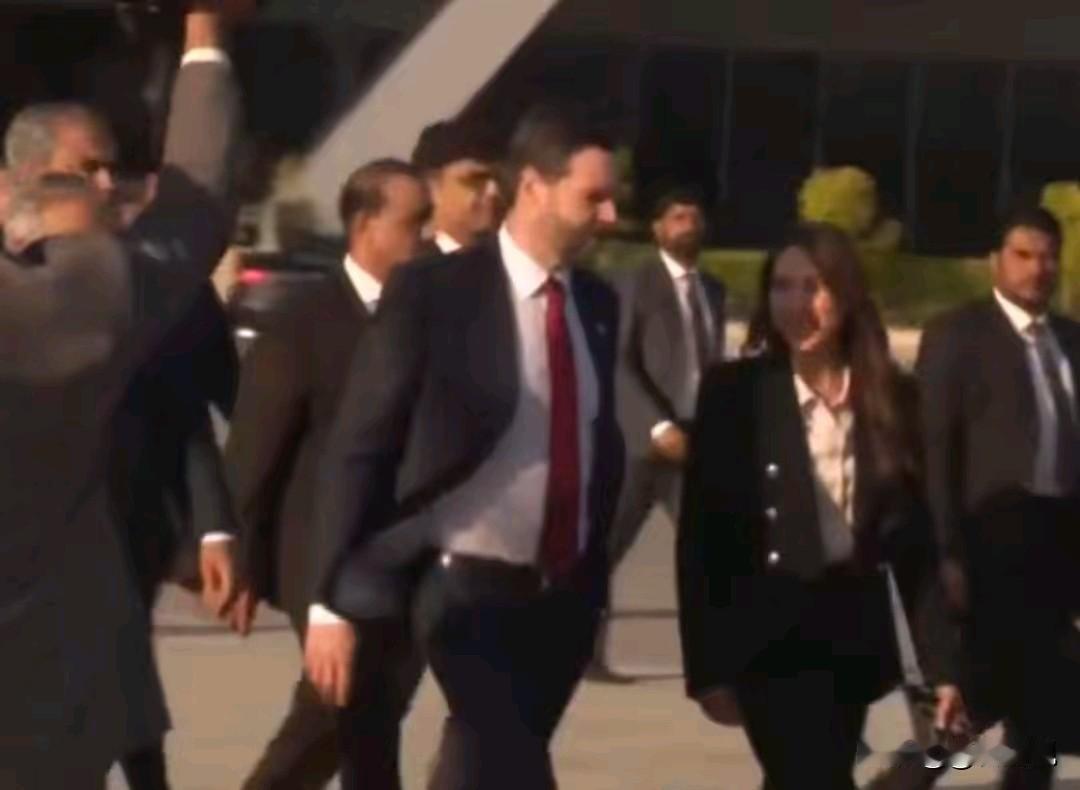 突发！万斯突然被“下架”，特朗普亲率女婿杀回谈判桌：伊朗会买账吗？“万斯不去。”