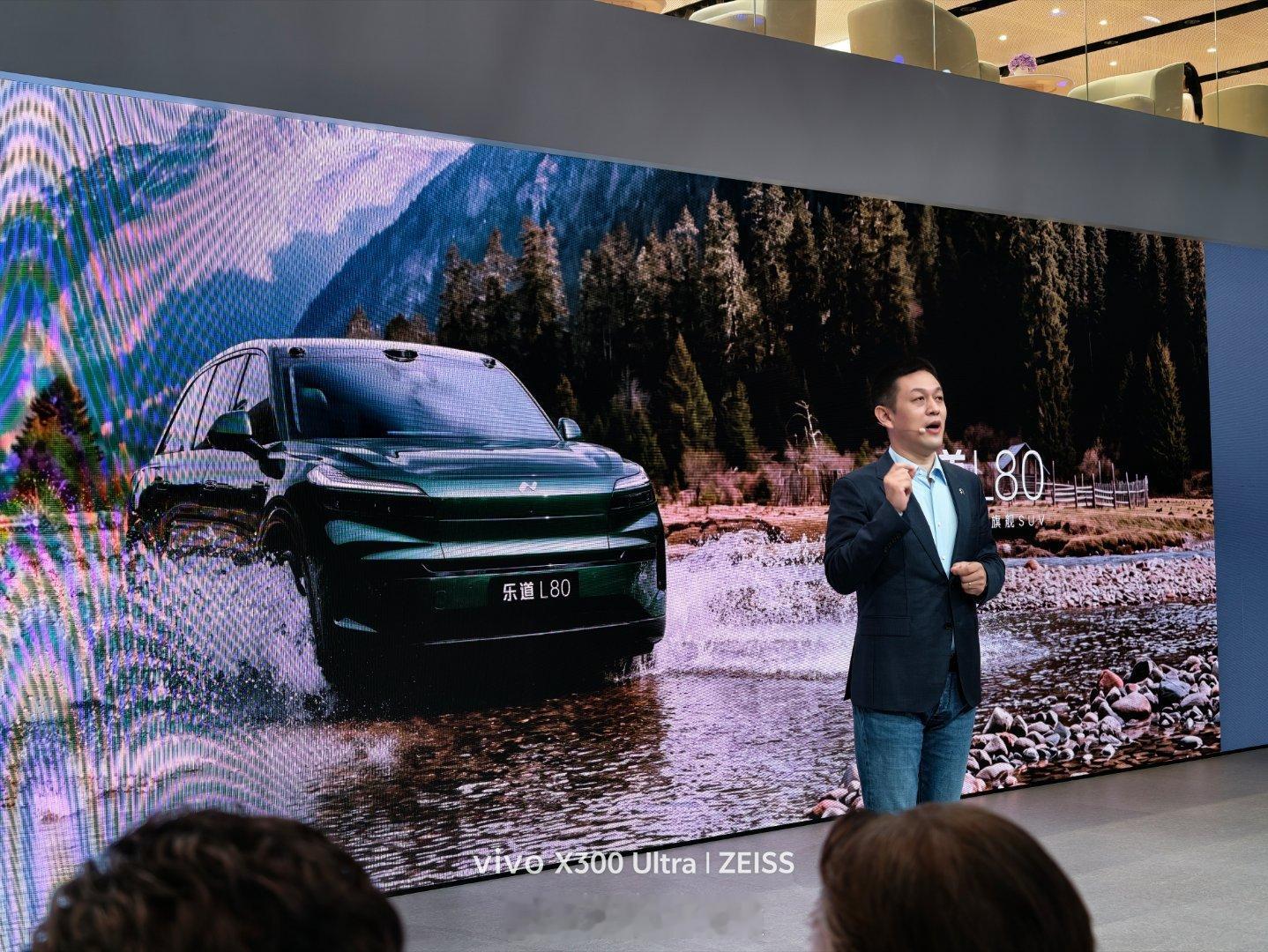 大五座SUV市场太卷了。轴距要最长，屏幕要最多，冰箱要大电视要大——配置表越拉越