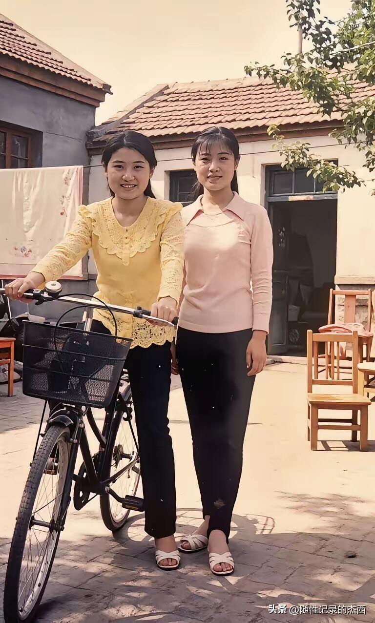 被九十年代这些天然美女给惊艳到了，那个年代无需化妆都这么有气质，脸型是传统的美人