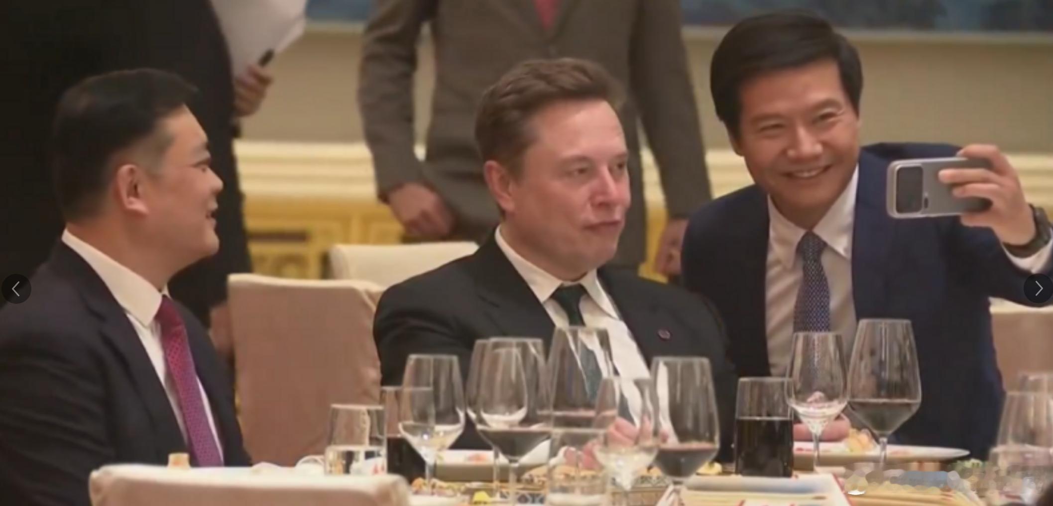 特朗普访华欢迎宴会为何这两位看起来都很年轻，头发也很多？成为世界顶级的企业家是年