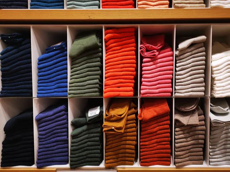 为啥越有钱的人穿衣越简单朴素？我可有不少例子。之前在商场，见一穿洗到发白老头衫、