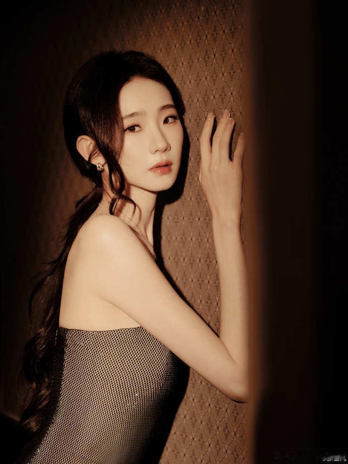 张艺凡抹胸长裙张艺凡这身抹胸长裙直接封神！抹胸设计完美凸显她的芭蕾功底，肩颈线条