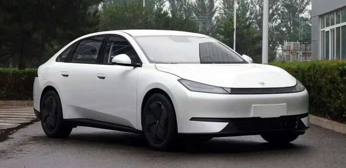 【极狐S3申报图 定位纯电动中型车】日前，我们在工信部网站上获取到了一组极狐S3