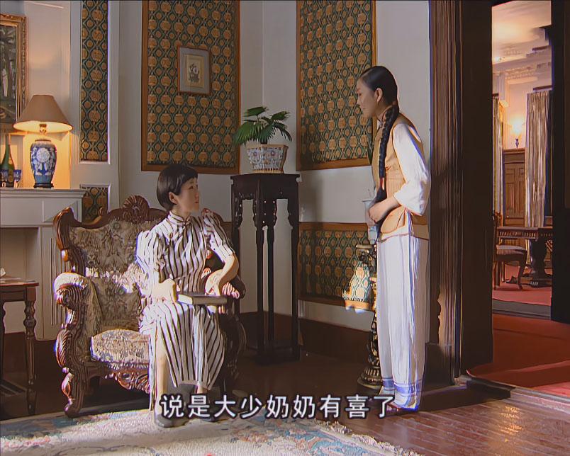 二少奶奶也爱在房间看书，怪不得能跟冷清秋聊得来。
#金粉世家#