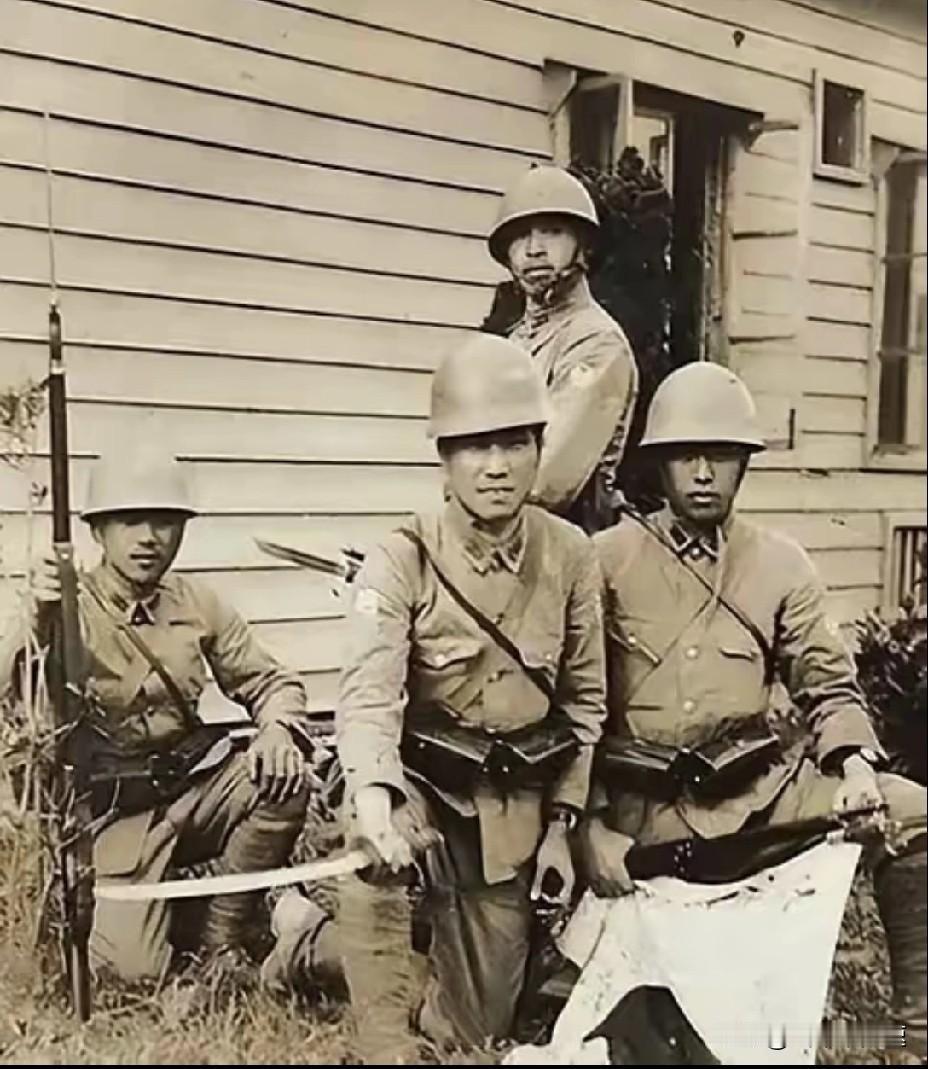 1943年秋，日军于富安镇囤积军火。铜匠盛冬根不幸被抓，沦为搬运弹药的民夫。一想