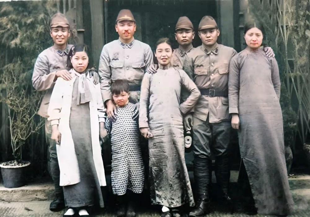 1941年，四名侵华日军与女汉奸的合照，她们穿着打扮非常洋气，与这些日寇勾肩搭背