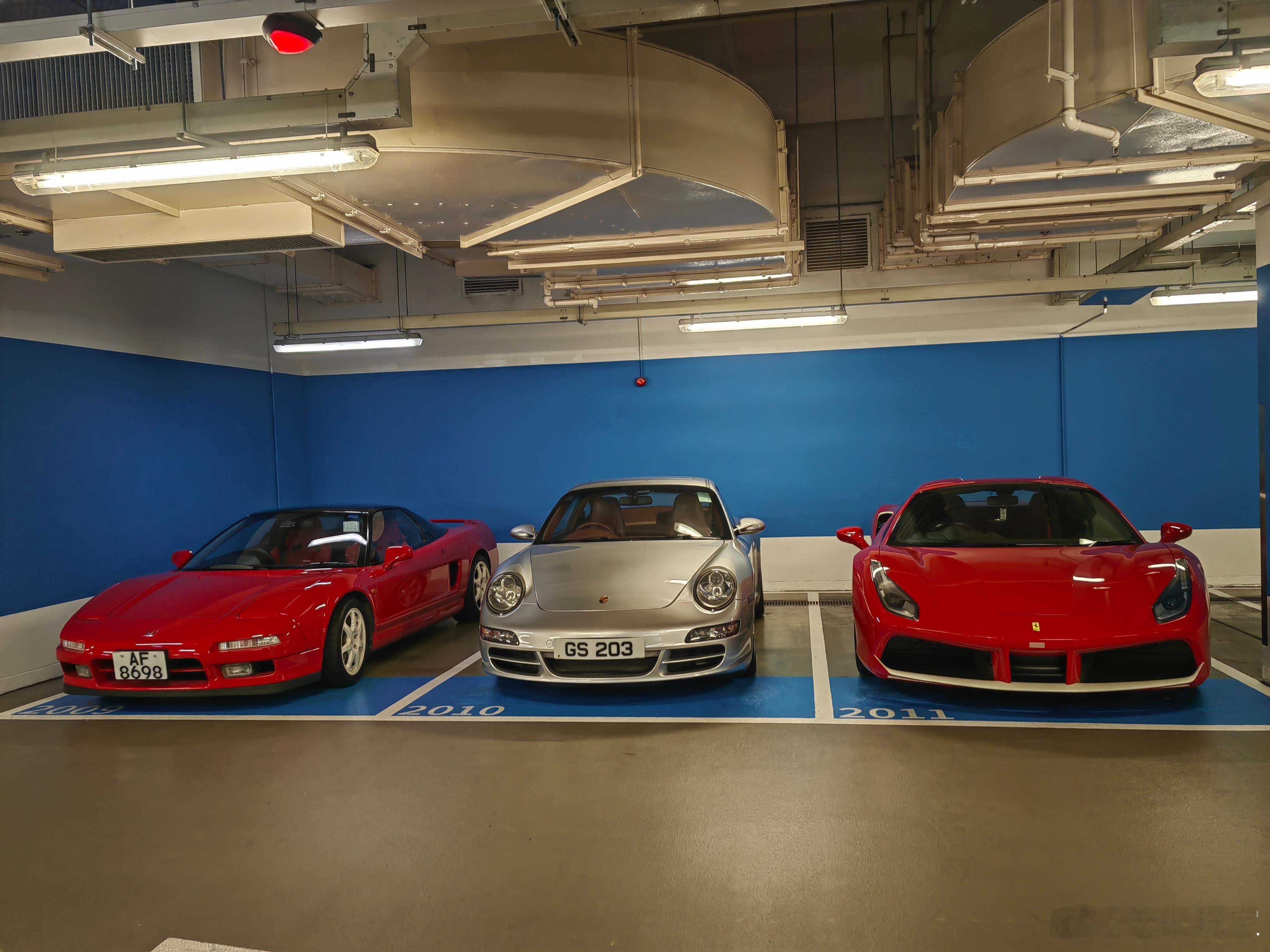 圣诞节还是开红色车比较配合气氛ANYCAR粤港汽车文化大v聊车老车玩家