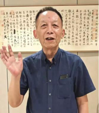 41岁的武汉大学副教授易中天递交完辞职信，头也不回地走了：“在这里待11年，连个