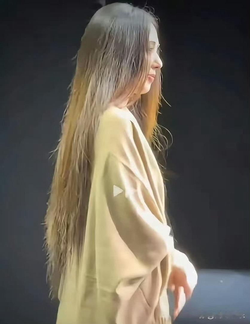 看到郭碧婷才懂，电视剧里都是演的，原来豪门儿媳的头发，也不是时刻都精致打理的～ 