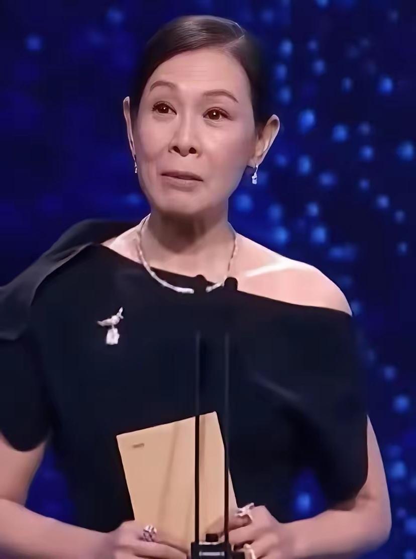 55岁的刘若英生完孩子后惊呆世人，脸上胶原蛋白流失，眼眶凹陷，状态和以前差了好多