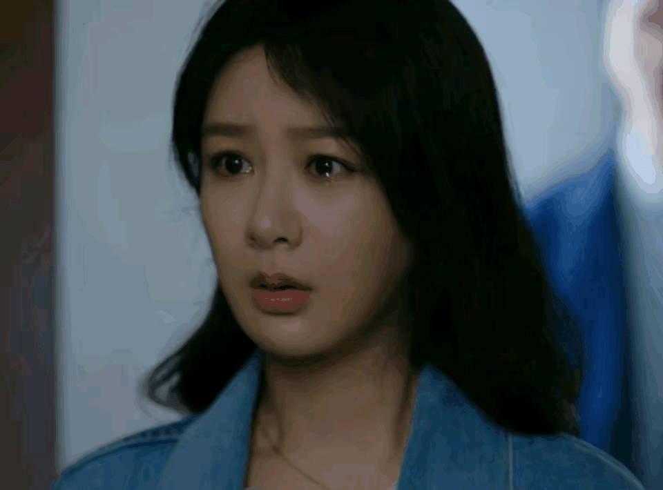 都是整容和医美的后果吧，杨紫的少女感也开始慢慢流失了。
#杨紫就是娃娃脸# 
#