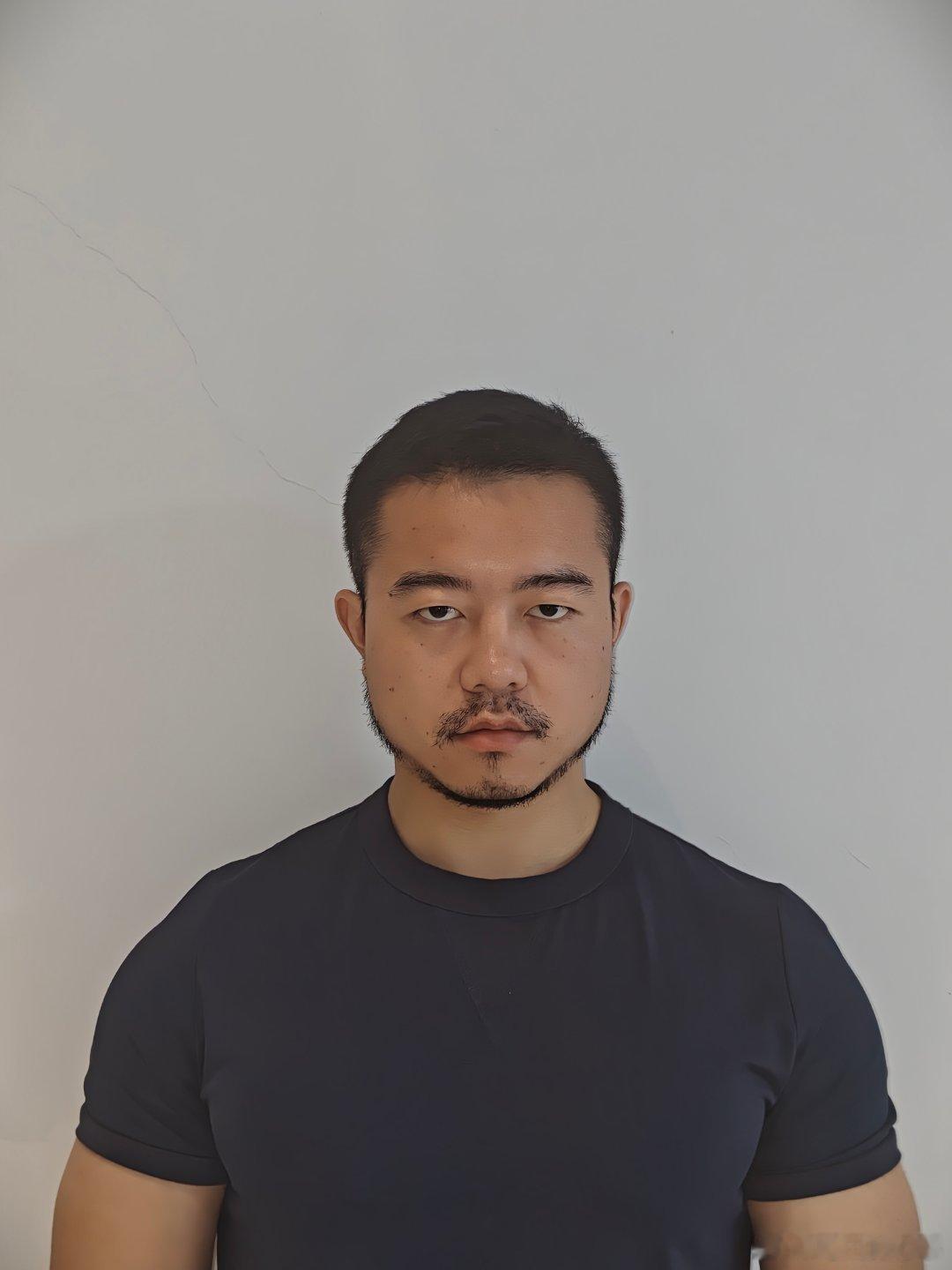 笑死了，玩所有不戴眼镜的他拍照都像杀人犯 
