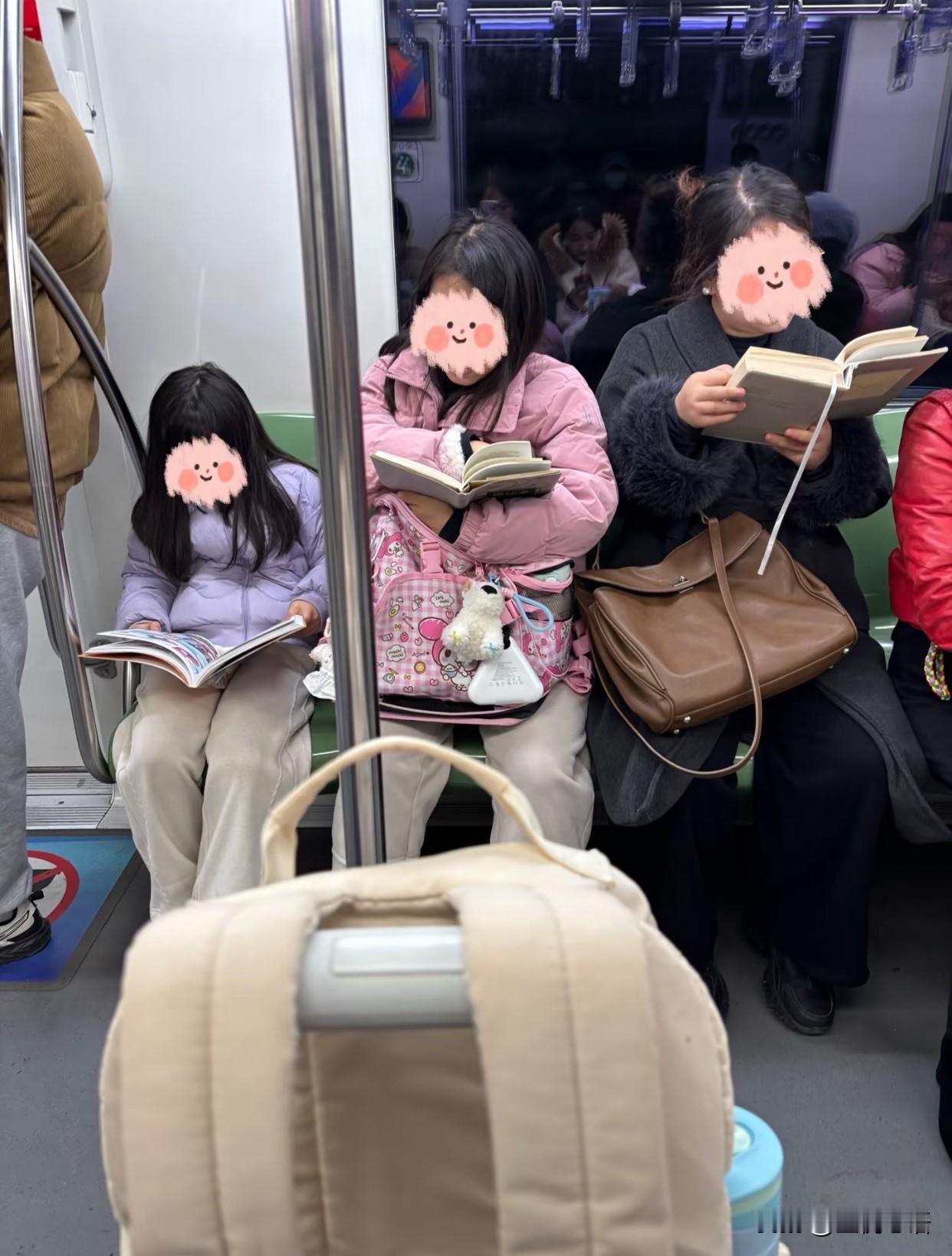 地铁里治愈的一幕……
周围全是低头刷手机的人，
偏偏有三位女生坐一排，
安安静静