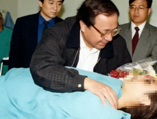 1999年，记者朱颖遇难牺牲后，父亲赶到殡仪馆，当看到女儿遗体时，难掩心中悲痛，