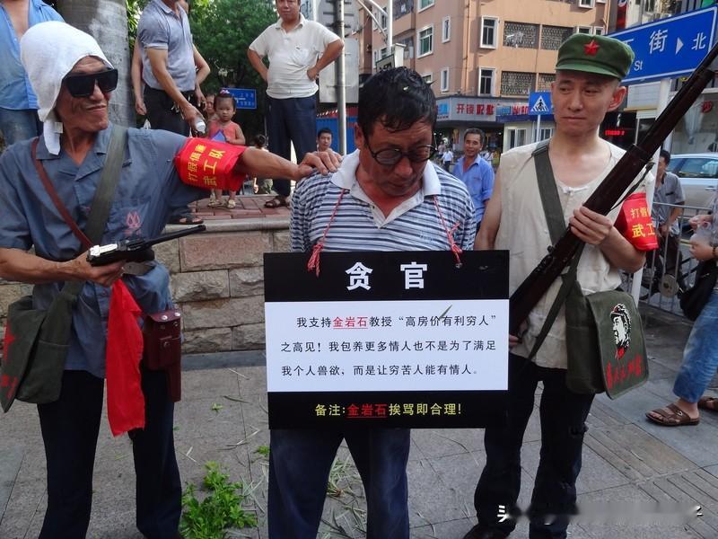 穷人活着的动力，很大一部分源于盼头和亲情。
我曾见过一个卖烤红薯的大哥，不到四十