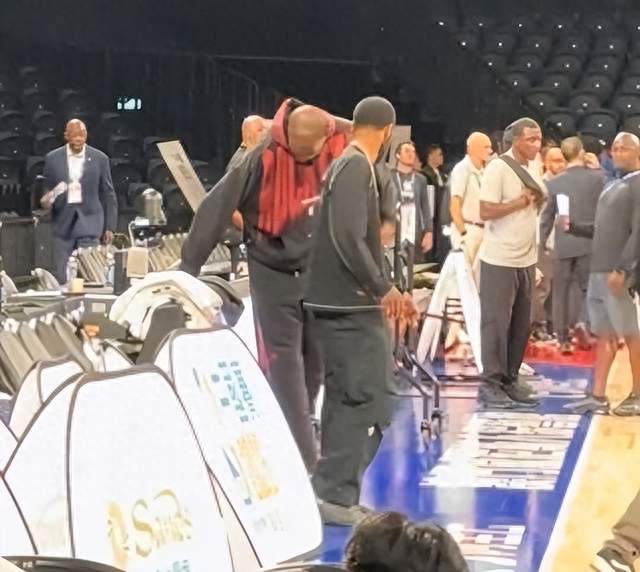 NBA澳门晚宴，成龙现身，合影没站C位，姚明衣服太小，林书豪也在