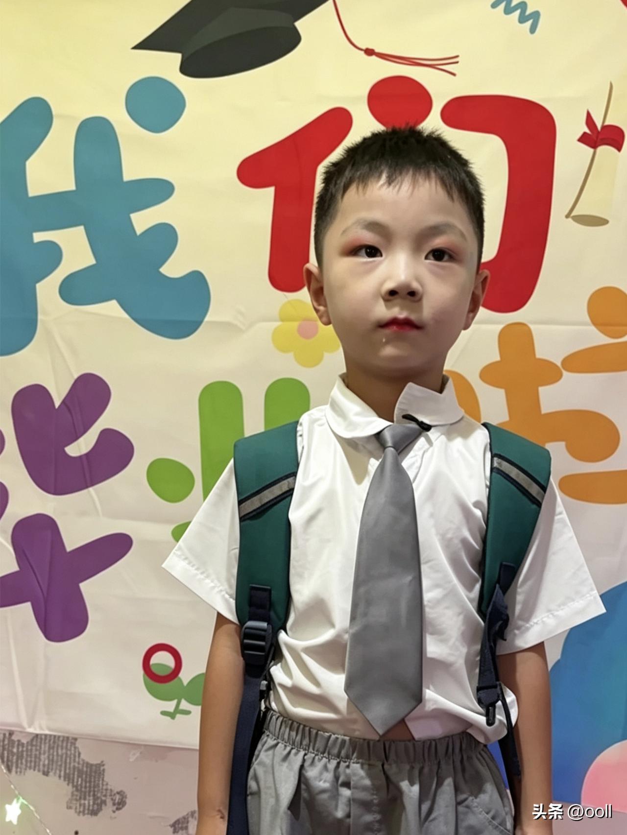 时间一晃六年就过去了，小杰森都幼儿园毕业要上小学了。这孩子跟鹏鹏长得那叫一个像，
