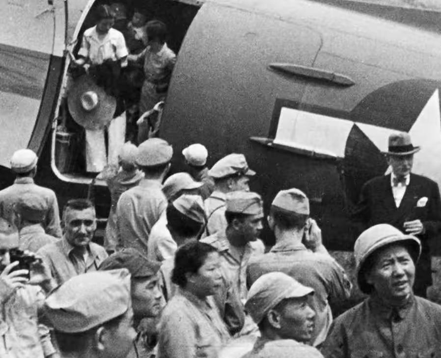 谈判归来：延安机场的一张特殊照片。
毛主席安全归来，延安的中央领导等都到机场迎接