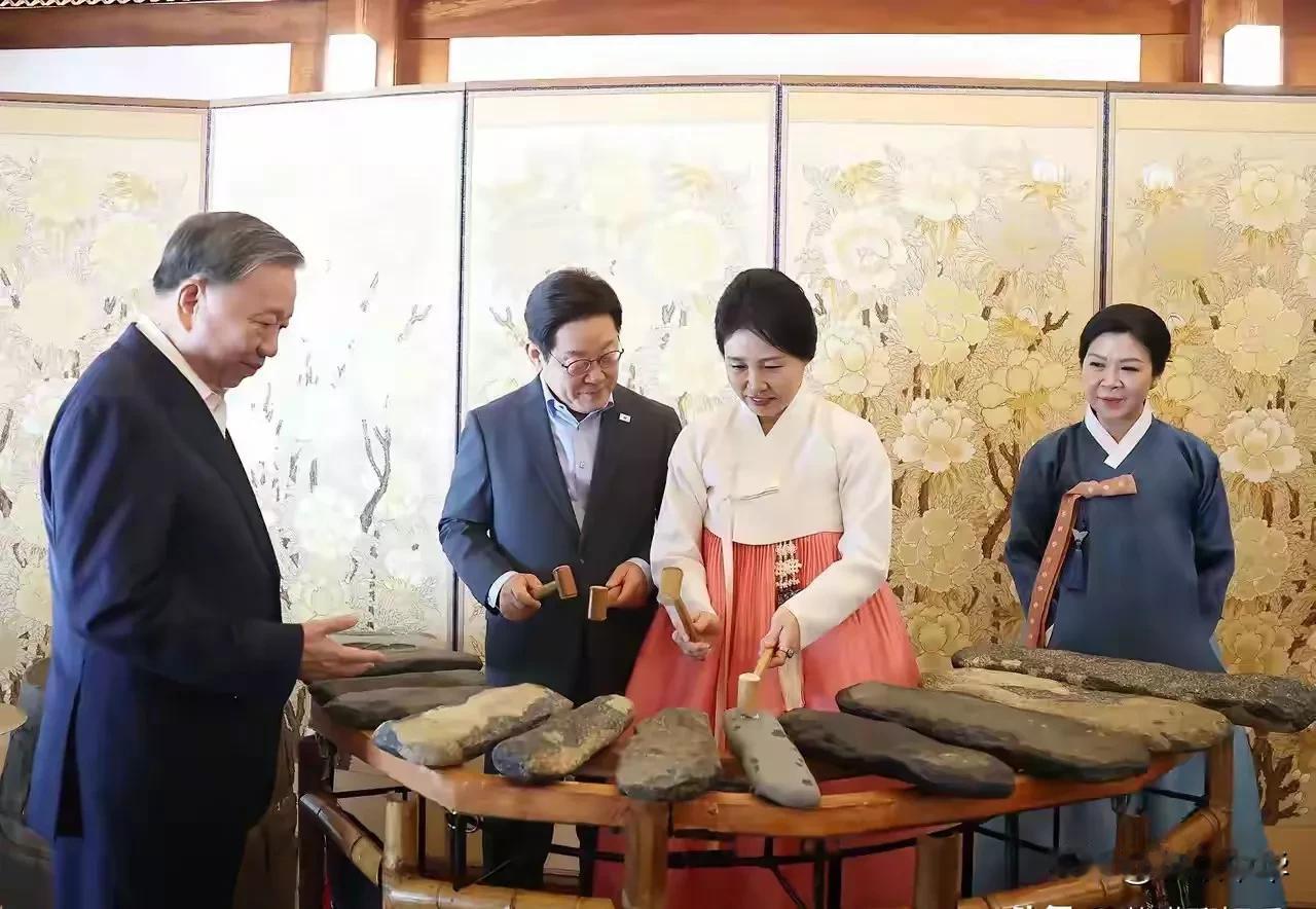 在客人面前“秀恩爱”总统李在明也不例外，韩国第一夫人在用传统的方式制造音乐，李在