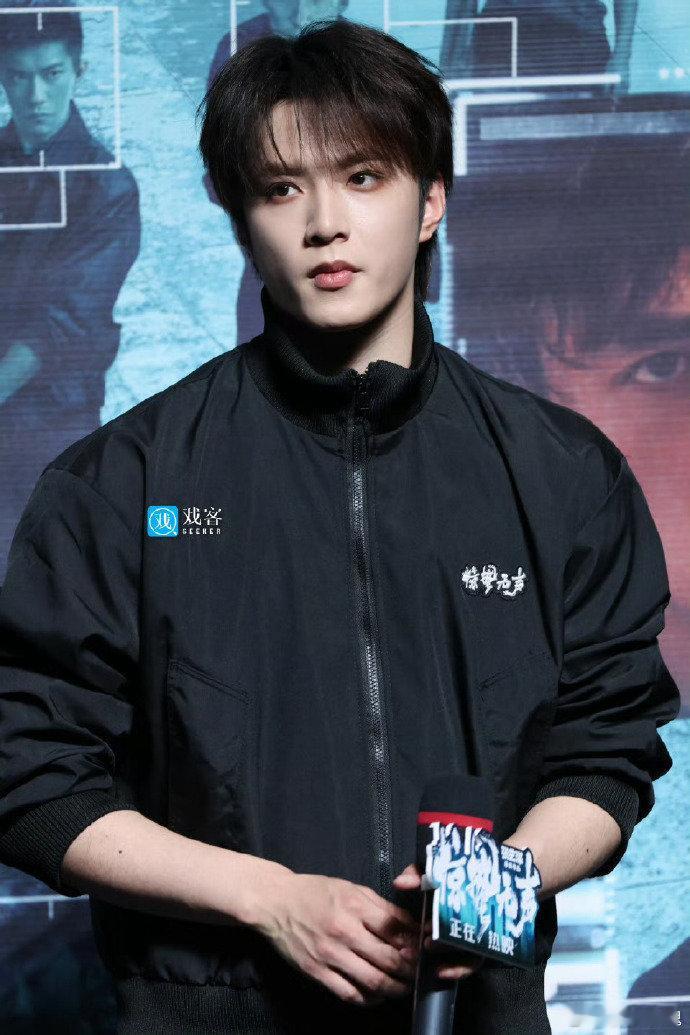 刘耀文生图比精修还能打生图即天花板！五官精致、气质出众，原相机直出都能吊打精修，