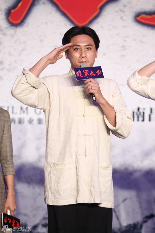 刘烨建军大业里饰演教员