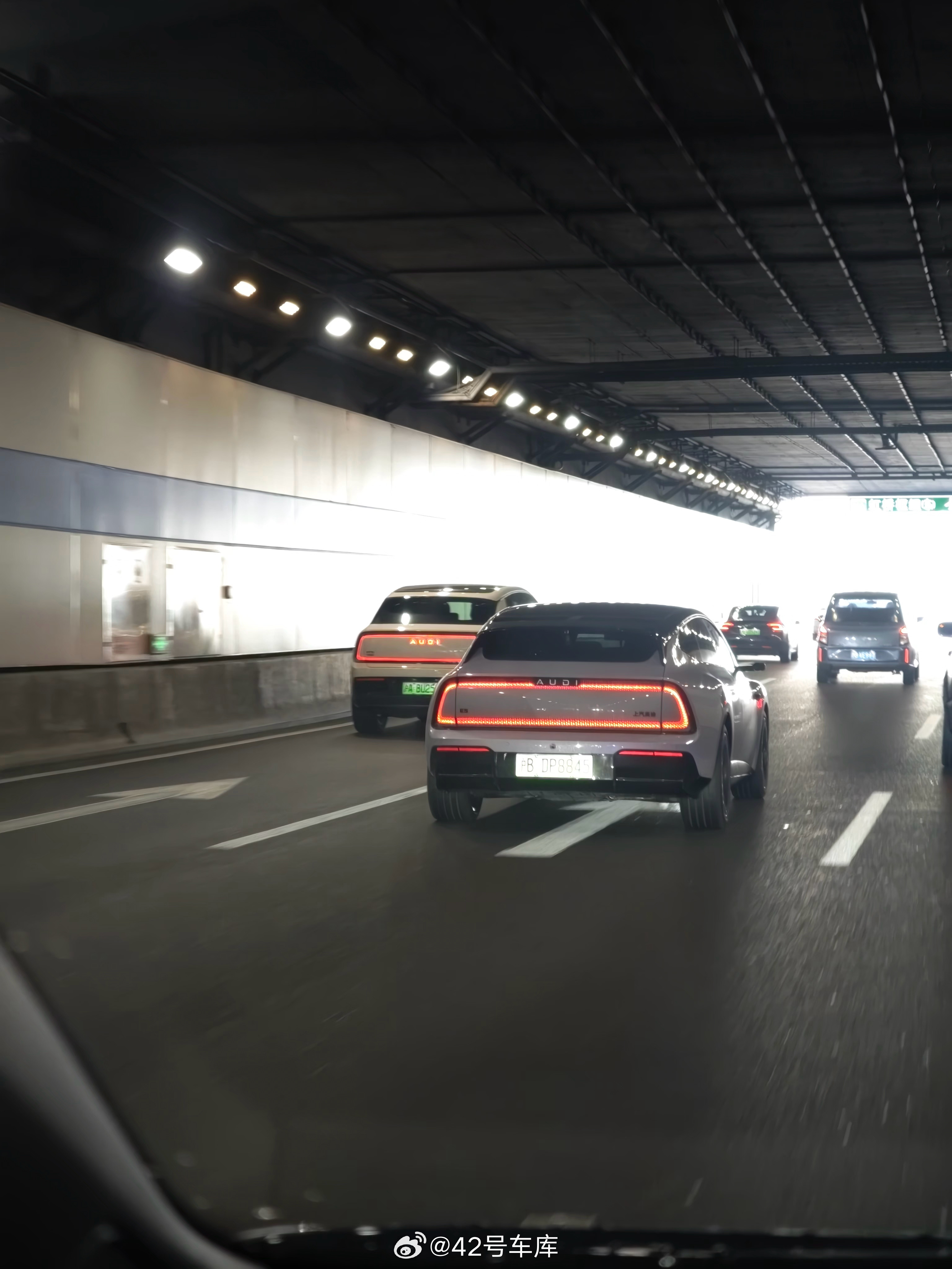 来自 AUDI 的双车，一台旅行猎装，一台 SUV，辨识度还真挺好的。最近有传言