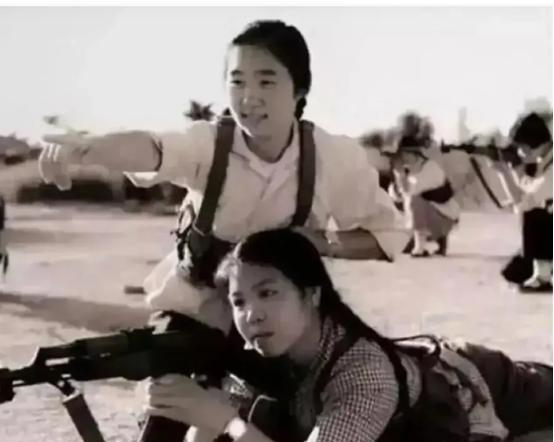 1978年，女知青写下遗书，把8发子弹装进步枪里，冲到医院，推开房门，枪口对准三