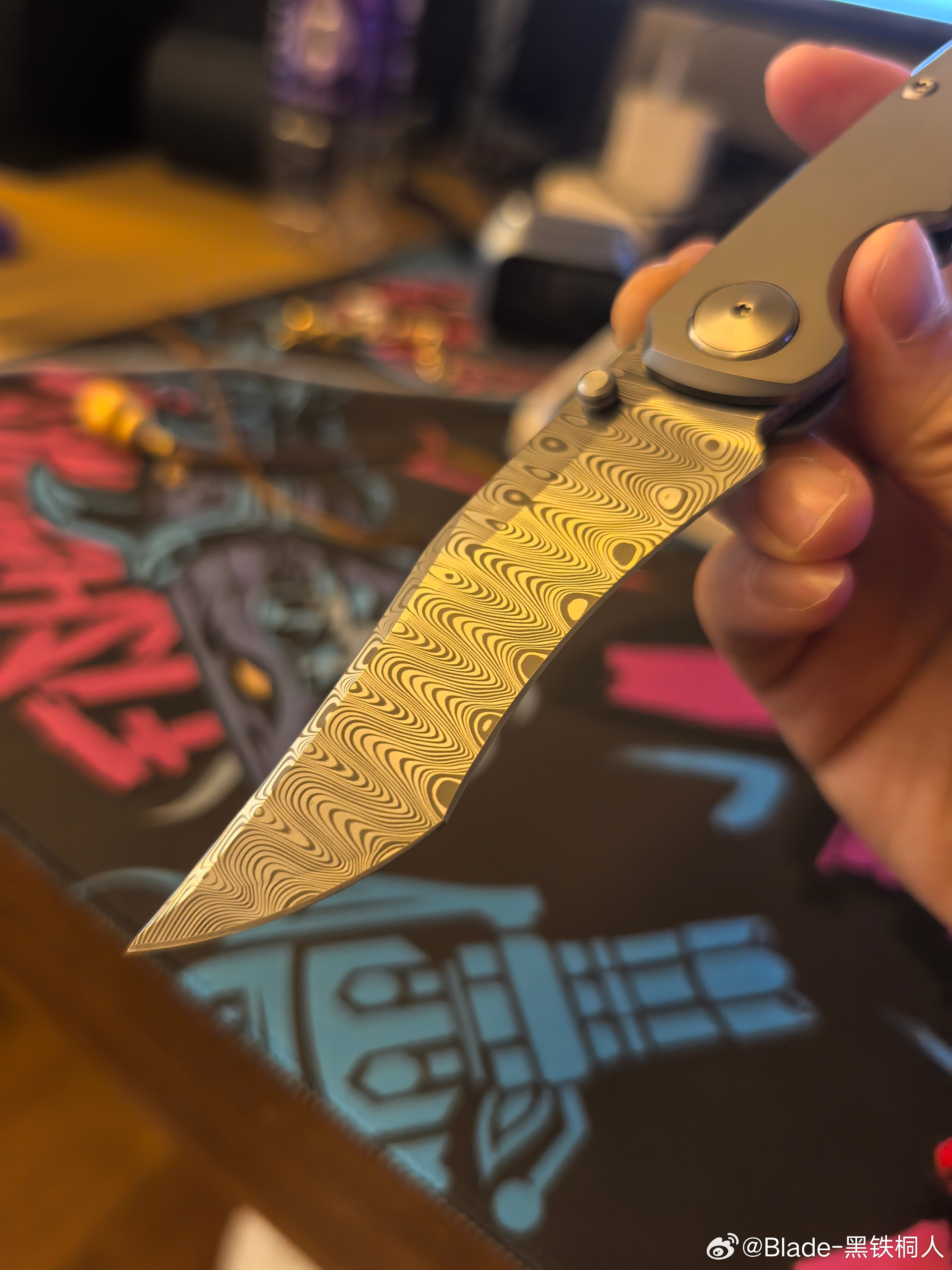 让我们小哥拍了几张留念一下整体的设计、材料、做工确实还可以