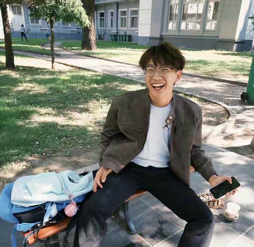 年仅20岁！太原理工学生李天昊去世，打篮球后倒下，前后仅几分钟。

10月1日有