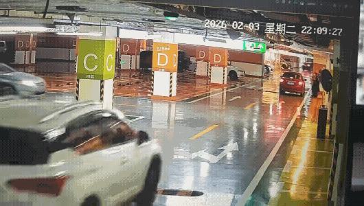 有的说灰车没有让直行，灰车责任；有的说白车占道逆行，白车责任；
有的说白车和灰车