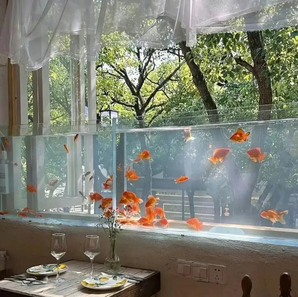 高情商的父母，都做到了这五个“少”：
第一，少插手，多尊重。 不干涉小家庭的内部