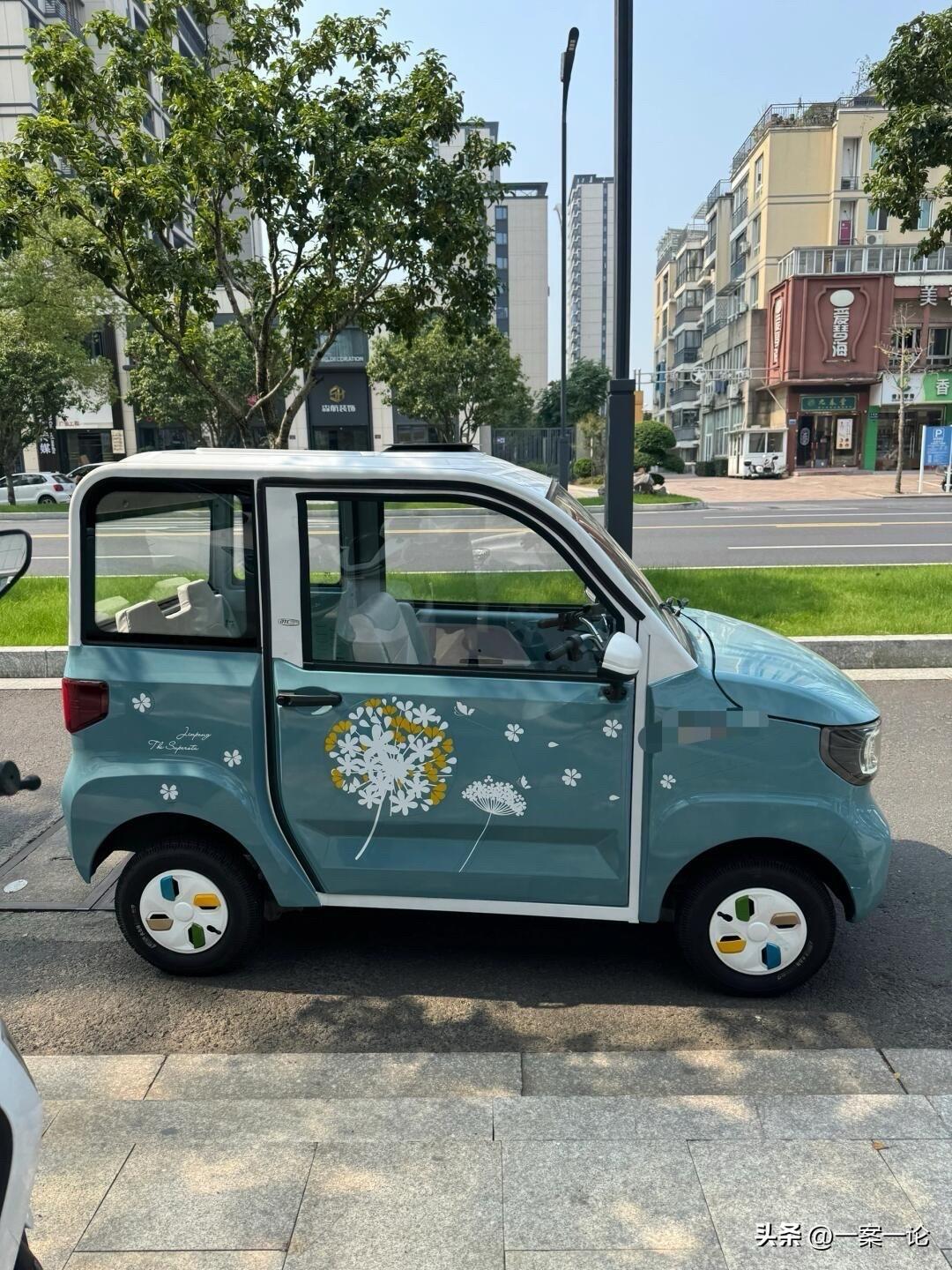 上海，七旬大妈带着老伴，开着辆三无老头乐闯红灯，一正常行驶的轿车避让不及，撞了，