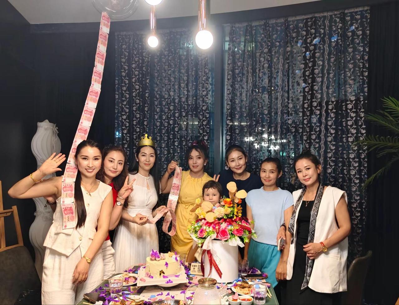 ㊗️美女生日快乐🎂身体健康工作顺利 家庭幸福美满[拥抱][拥抱][玫瑰][玫瑰