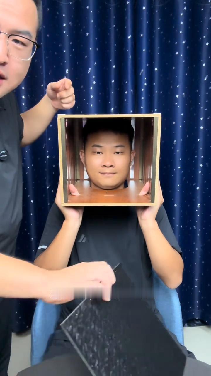 街头人体消失术终于破解了，先看表演后教学。
大家好，视频中的人头消失是如何做到的