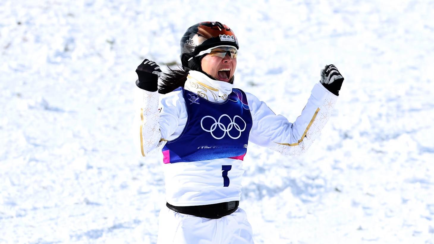 徐梦桃夺金，成为冬奥会历史上该项目首位成功卫冕金牌的运动员，她冲向教练组大喊：我