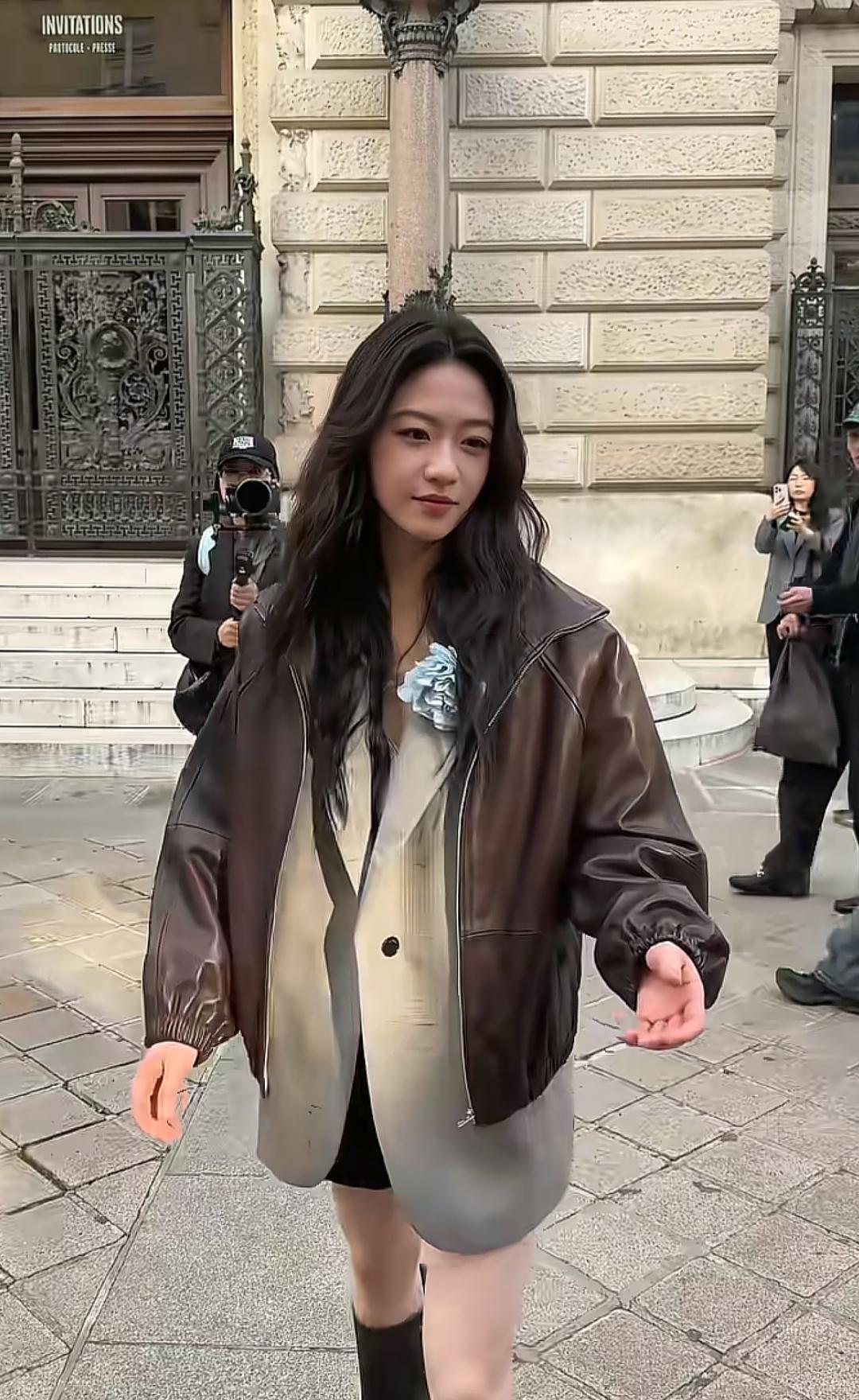 向涵之在棋牌室抽烟被拍，
违反看来北京禁烟规定，
4小时内火速发文道歉，
是态度