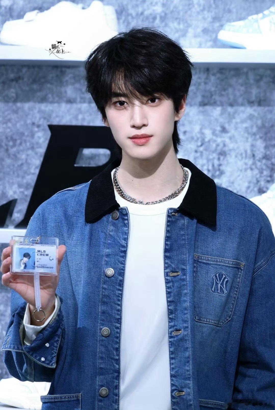 别的不知道，张康乐是真wwzz 好好的突然变成某位女星的男朋友了，甚至因为没有被