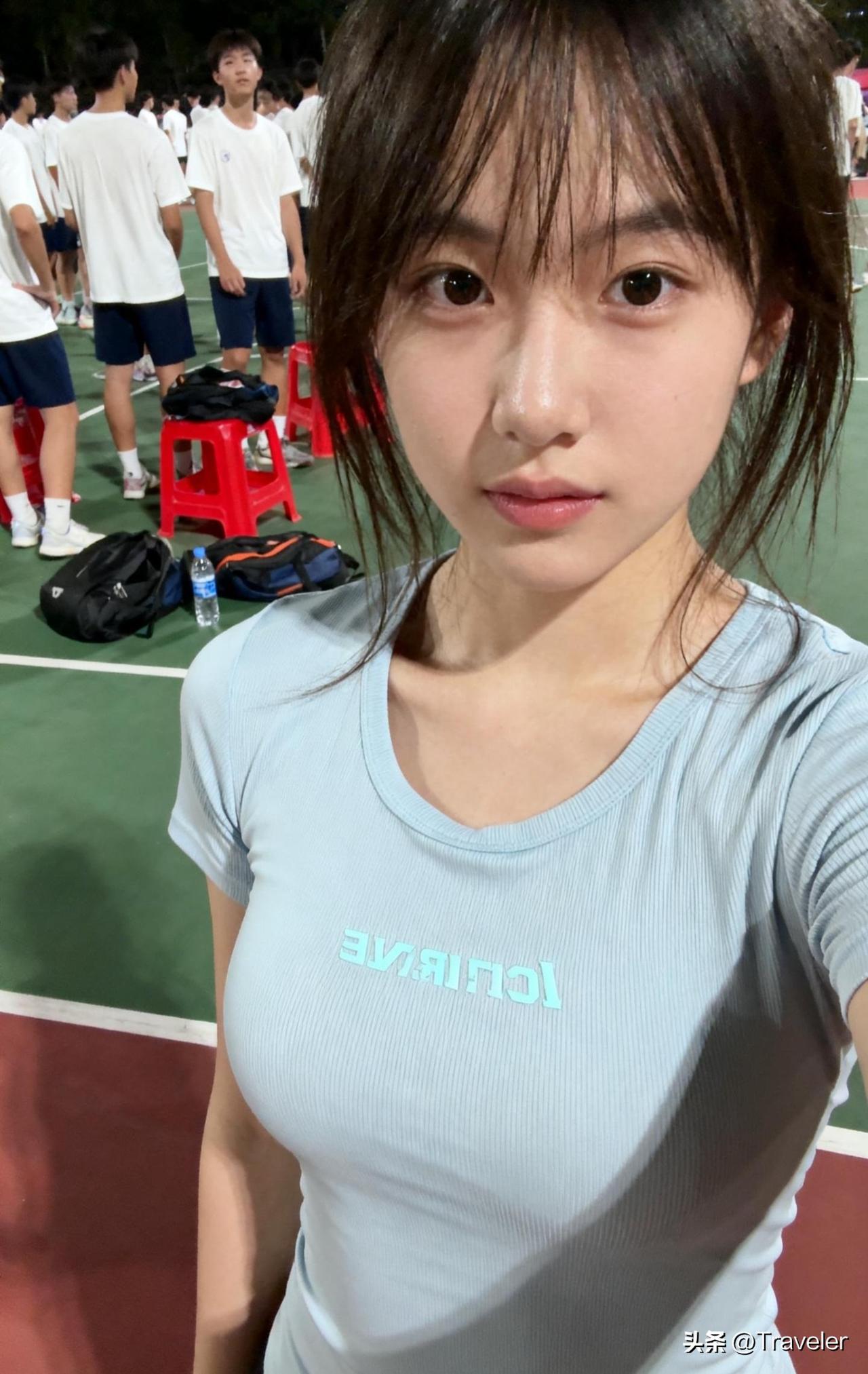 球场春日里，挥拍逐风飞。