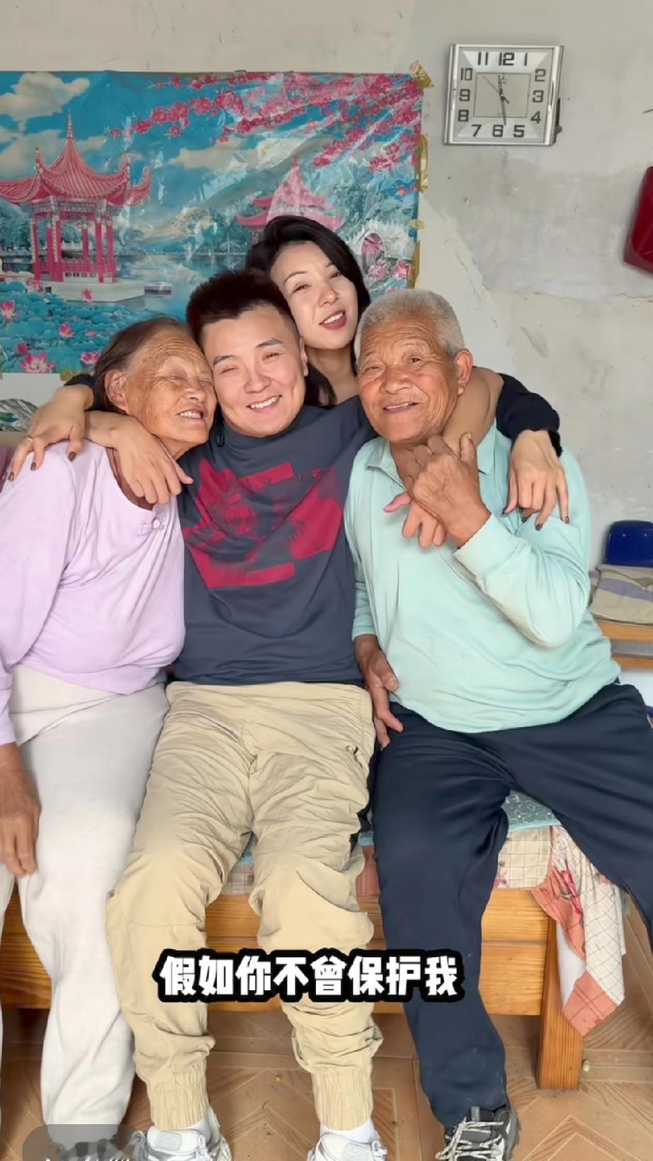 百万粉丝与奶奶爷爷还有姐姐的一张合影，多年前无情的一场车祸夺走了孙子的健康，导致