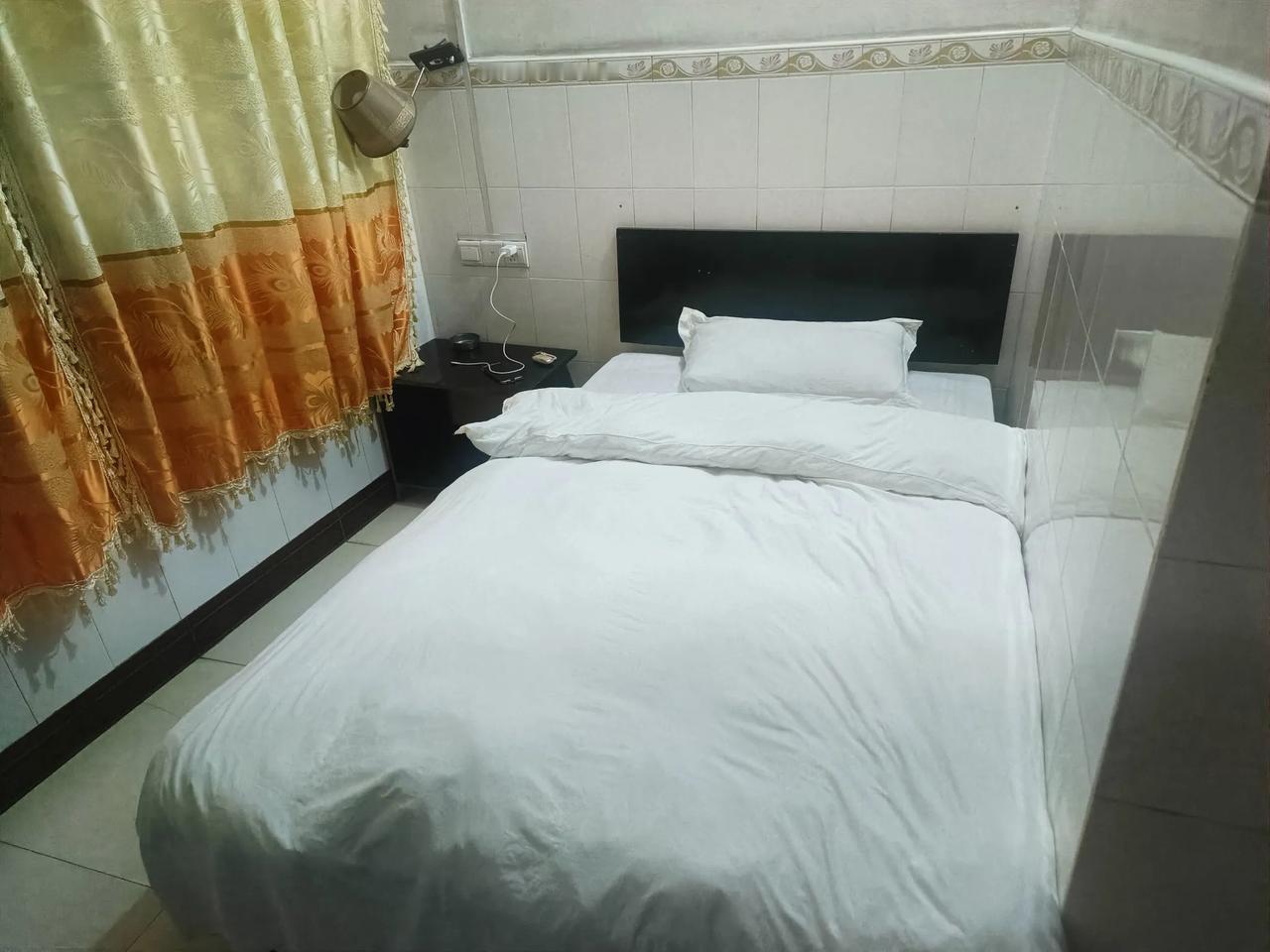 回广西了，家里房子没盖好，只能在镇上找了个小旅馆，开了个30块钱的，没有空调的单