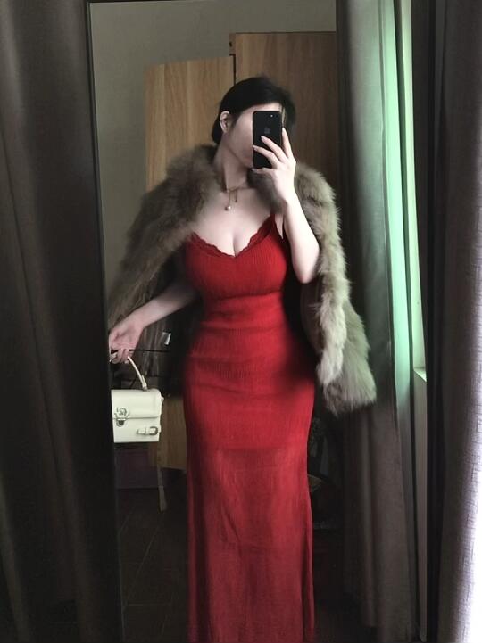 皮草➕红裙 尊的很显白气质唉～