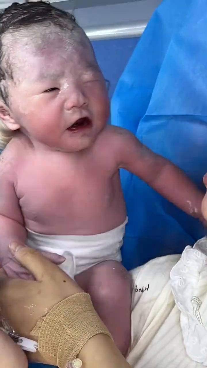 好妈妈，跨越千山万水来看你妈妈的眼泪，给妈妈闻闻，闻闻眼泪。