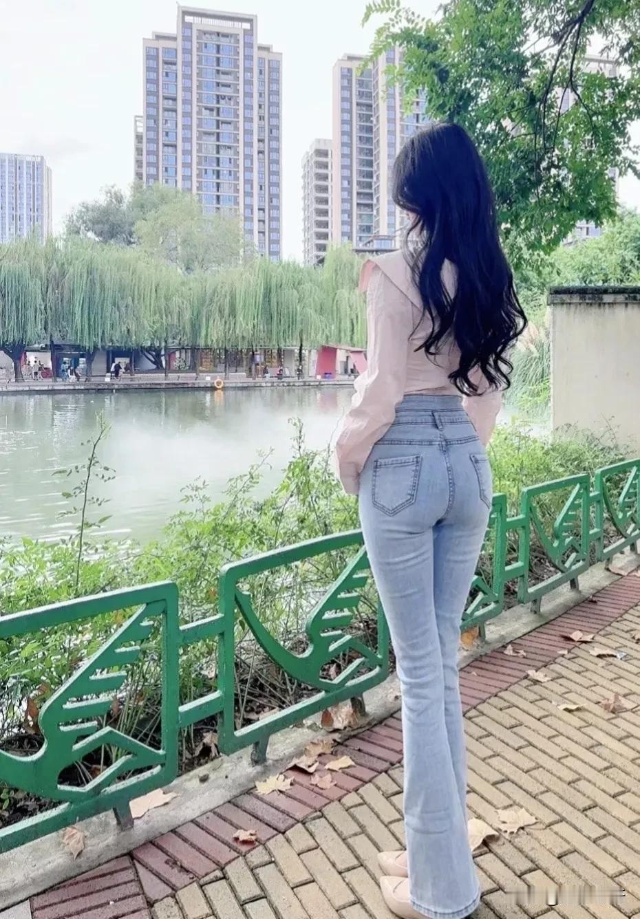 长发美女的高腰牛仔裤