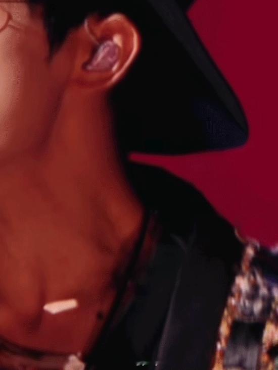 易烊千玺 帅哥的脖子都是劲儿劲儿的