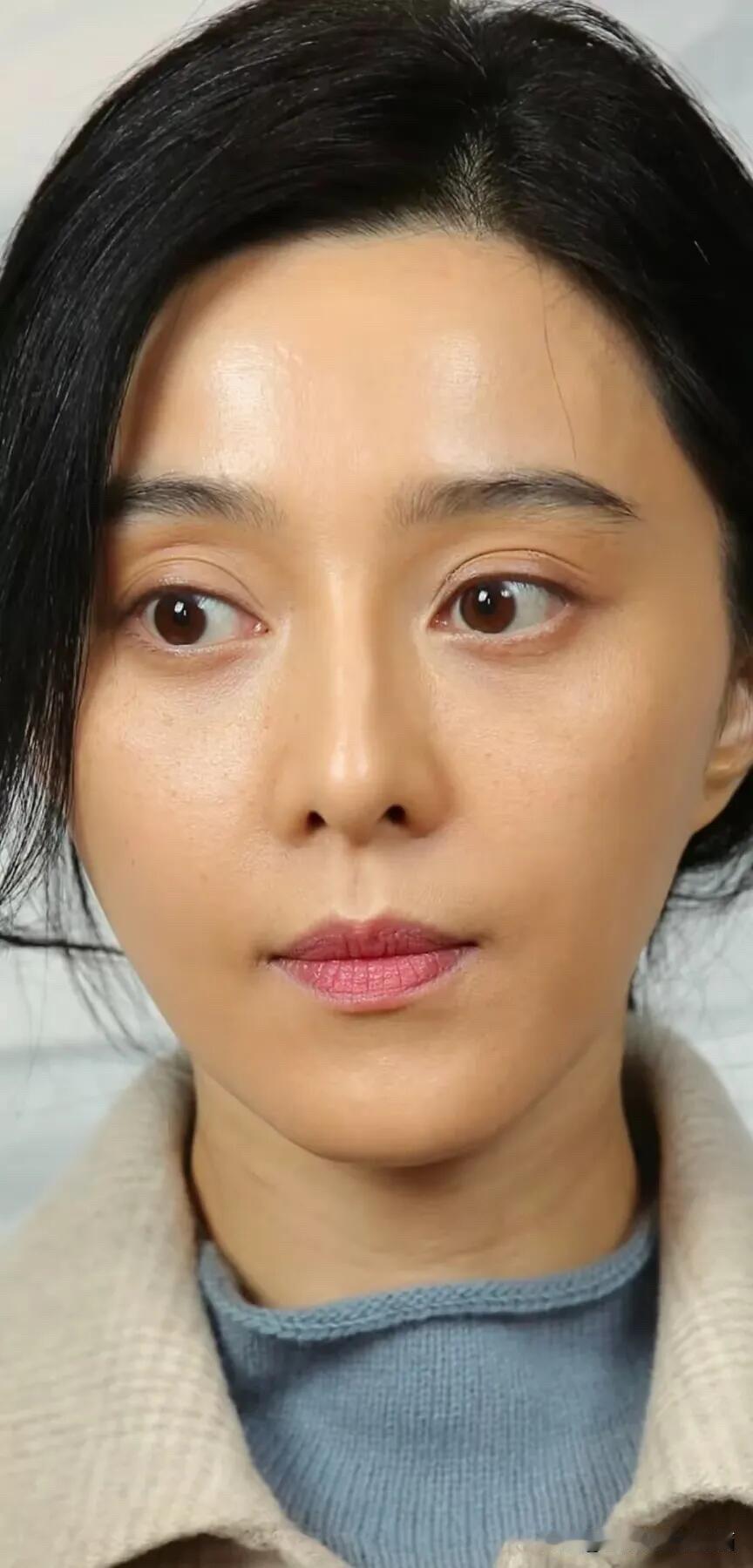 无美颜镜头下的她，除了眼睛大，颜值与普通人并没有什么差别，为什么网上很多人吹捧她