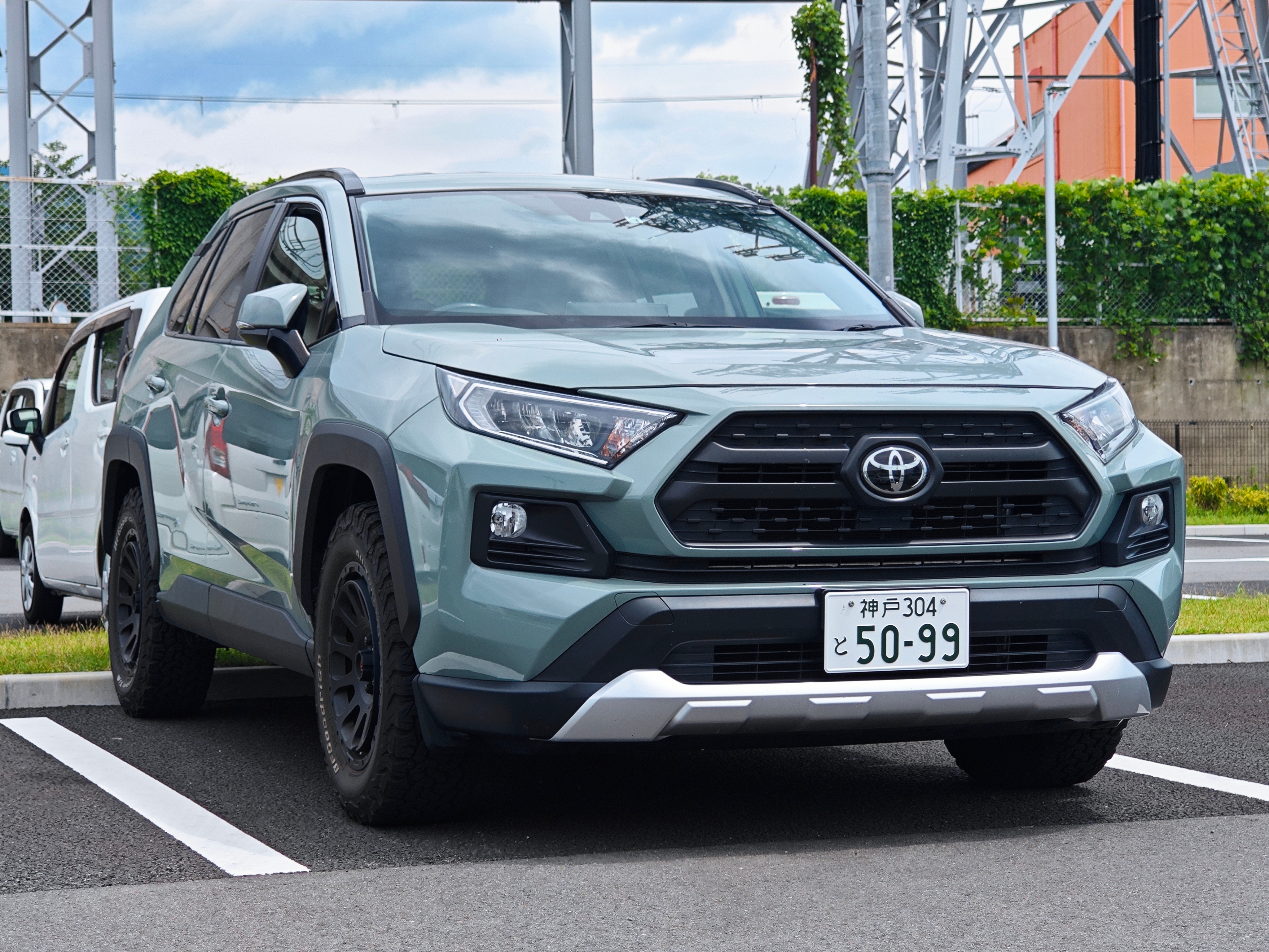 丰田RAV4居然有官方越野版[傻眼] 原厂就带AT胎，悬挂升高10mm，哑黑防刮