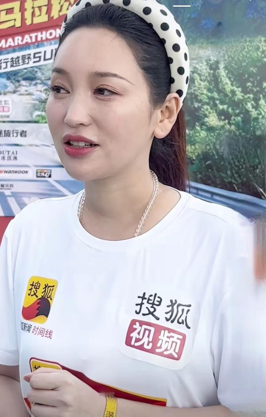 金莎脸上的斑是去不掉啊，她那么有钱，居然不知道保养下自己啊，标榜是美女少女的啊 