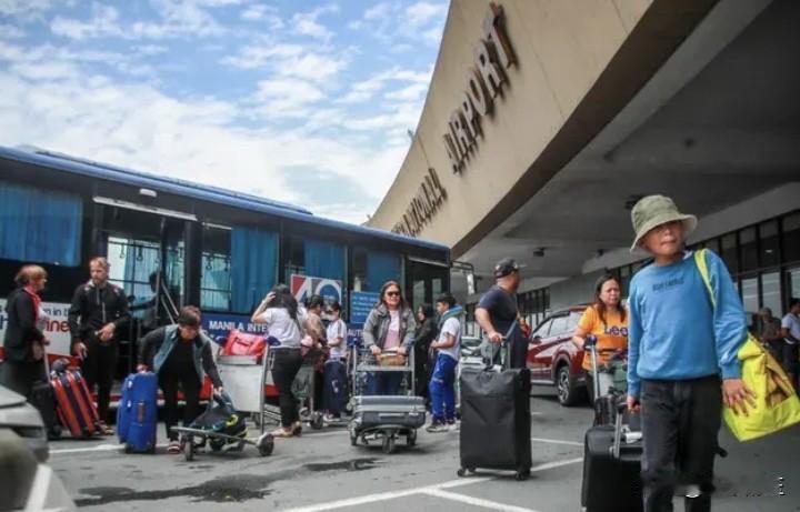 菲律宾国家调查局已逮捕一名移民官员，该官员在明知乘客提交的是伪造的菲律宾海外公民