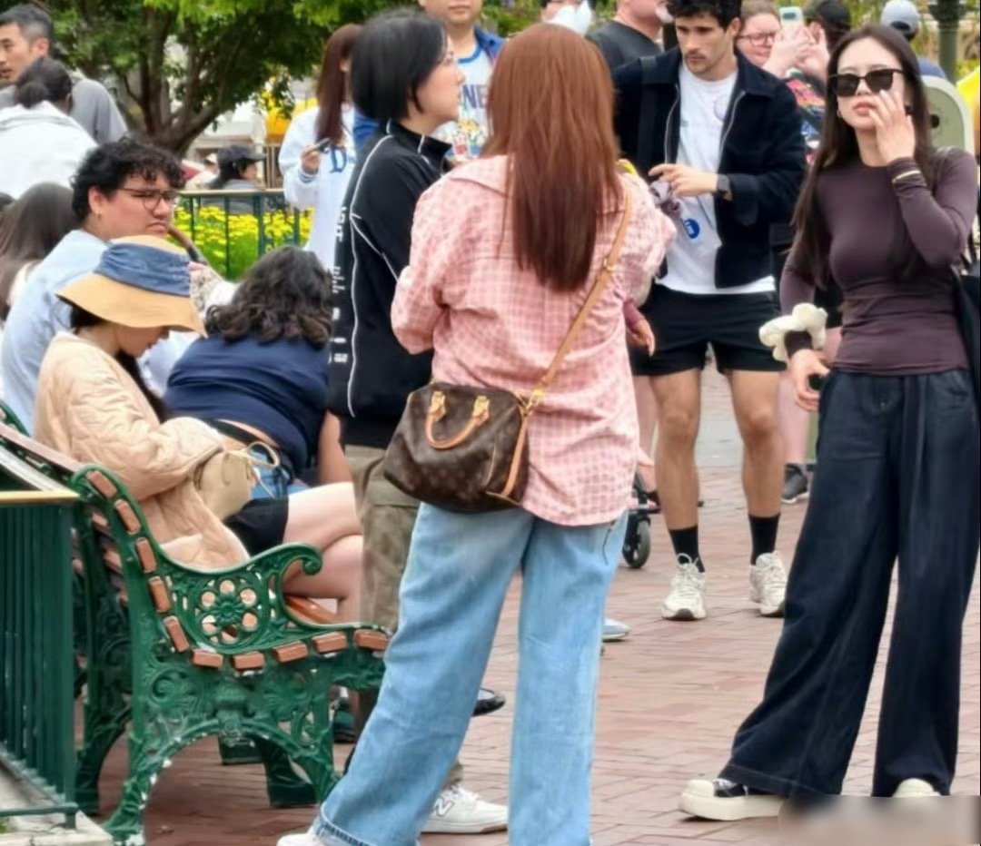 LA迪士尼偶遇刘亦菲 网友偶遇刘亦菲，好青春靓丽的穿搭配色不过仅凭背影真认不出 